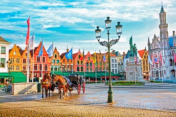 Papier Peint photo Brugges Calèches sur la place Grote Markt dans la ville médiévale de Bruges au matin, Belgique.