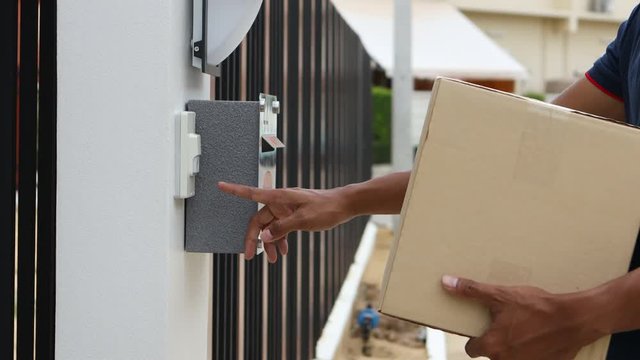 The delivery staff pressed the bell to call the landlord. But no one came out to pick up the product