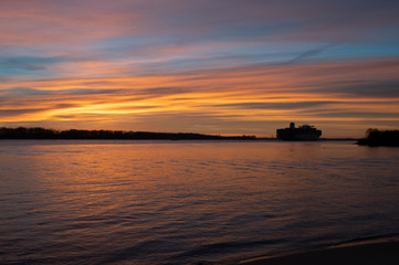 Fototapeta premium Wedel an der Elbe zum Sonnenuntergang 