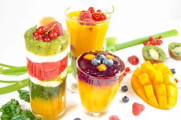 Wielowarstwowe smoothie z żółtych, zielonych i czerwonych owoców i warzyw © Monika