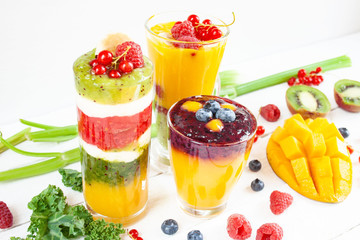 Wielowarstwowe smoothie z żółtych, zielonych i czerwonych owoców i warzyw