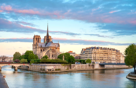 Notre Dame Cathedral on the banks of the Seine River at sunrise, Paris, ?_le-de-France, France