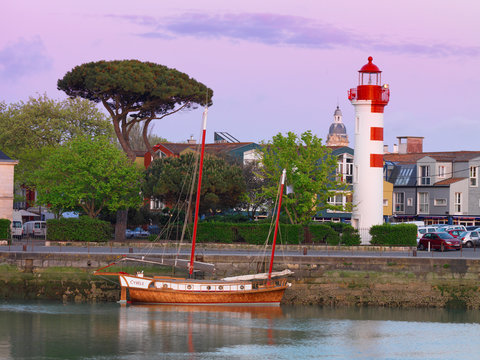 France, Poitou Charentes, La Rochelle, Old Harbour and lighthouse of Quai Valin at dusk