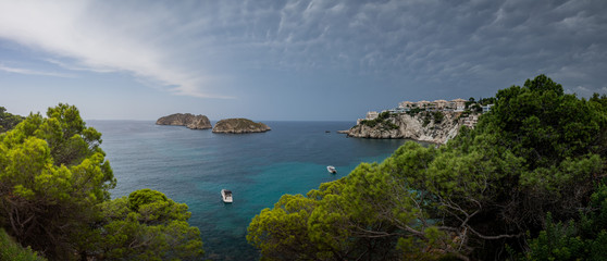 Panorama eine Bucht auf Mallorca bei aufziehendem Sturm