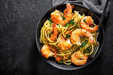 Spaghetti pasta with pesto and shrimps