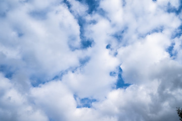 Blauer Himmel mit weißen Wolken