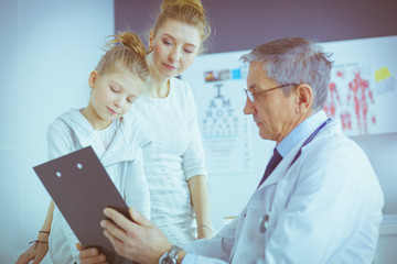 Obraz premium Little girl with her mother at a doctor on consultation