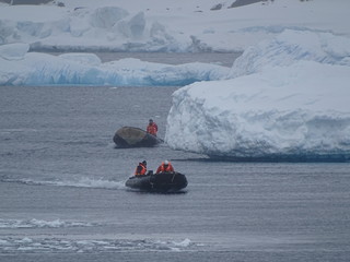 Botes inflables sobre el mar junto a la costa congelada