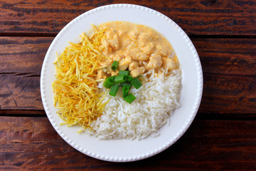 Chicken stroganoff, is a dish originating from Russian cuisine that in Brazil is composed of sour cream with tomato extract, rice and potato chips.