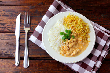 Chicken stroganoff, is a dish originating from Russian cuisine that in Brazil is composed of sour cream with tomato extract, rice and potato chips.