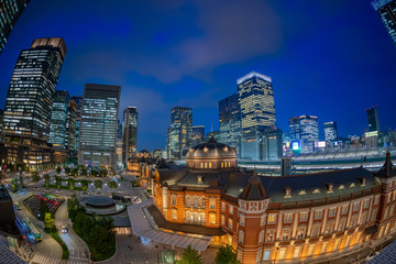 Fototapeta premium 東京駅と丸の内のビル群 夜景