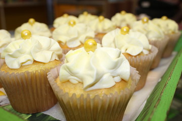 lemon frosted cupcakes