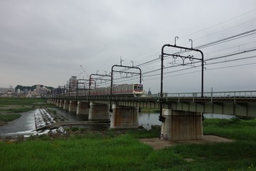 鉄橋の上を走る電車