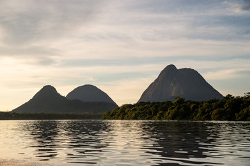 Cerros Mavicure, montañas de piedra en el Rio Inírida en Guainía-Colombia 