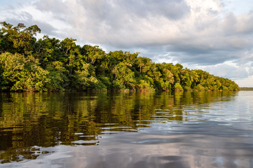 Atardecer en el rio Inirida en Puerto Inirida-Guainia_Colombia