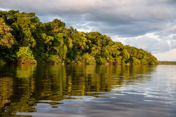 Atardecer en el rio Inirida en Puerto Inirida-Guainia_Colombia
