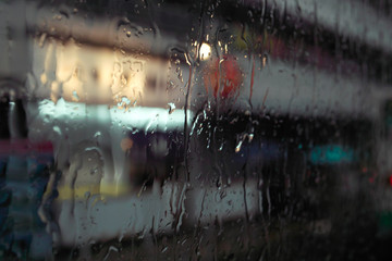 雨、窓、