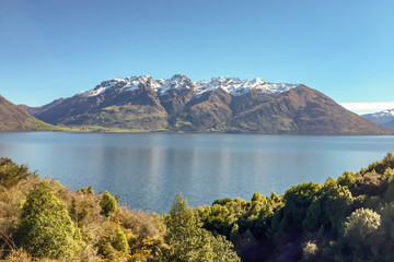 Naklejka premium Snow capped Southern Alps overlooking beautiful lake scenes in the South Island New Zealand