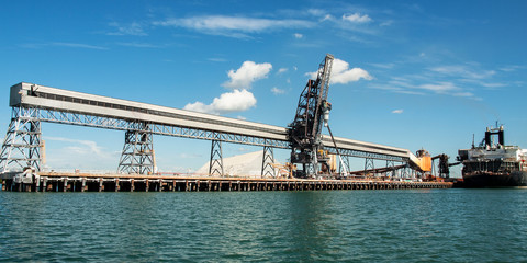 Obraz premium Waterfront maritime commercial marina/dock with a ship.