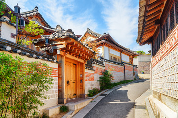 Deserted old narrow street and traditional Korean houses, Seoul - obrazy, fototapety, plakaty
