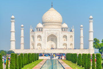 Obraz premium Crowds of tourists walking along the Taj Mahal complex, Agra