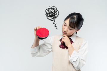  財布を持つ女性