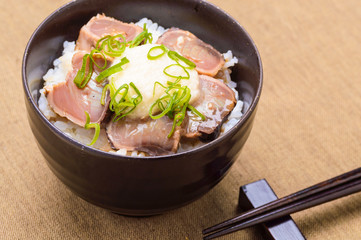 鰹のたたき丼