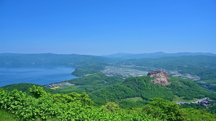 有珠山からみおろす洞爺湖と昭和新山の情景＠北海道