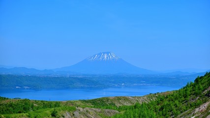 Fototapeta premium Wspólny widok na górę Yotei i jezioro Toya widziane z promenady Usuzan na Hokkaido