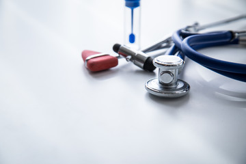 Neurologie Multiple Sklerose Untersuchung oder Forschung mit Stuhlprobe Probenröhrchen, Stethoskop...