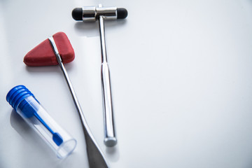 Neurologie Multiple Sklerose Untersuchung oder Forschung mit Stuhlprobe Probenröhrchen, Stethoskop...