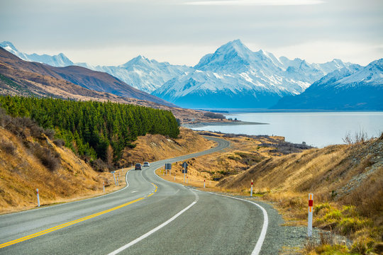 The viewpoint at the pukaki lake sees the mount cook as beautiful and great images, Mount Cook Rd, Mount Cook, New Zealand.