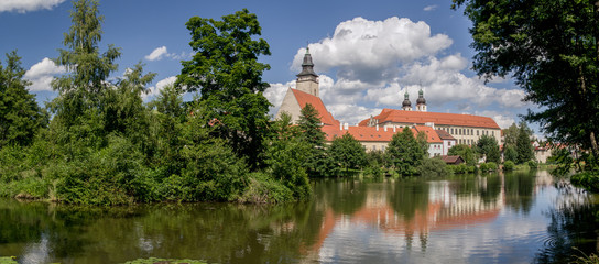 Fototapeta na wymiar UNESCO protected Czech city Telc city scape on the castle with water reflection