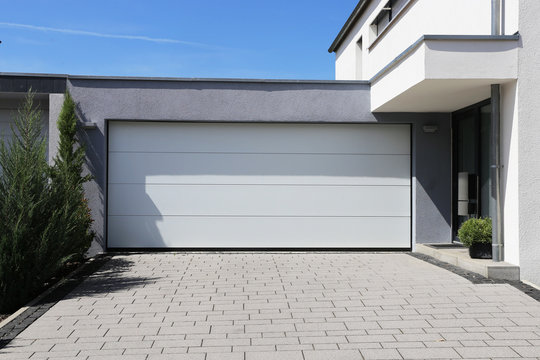 Modernes neues Garagentor weiss (Sektionaltor)