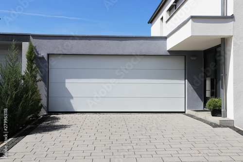 Fototapete Modernes Neues Garagentor Weiss (Sektionaltor) - Fototapeten