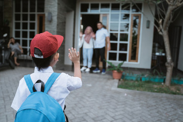 kid waving goodbye to parent before leaving to school