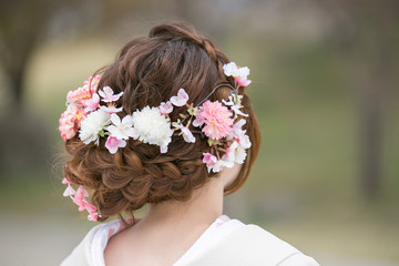 色打掛のピンク色のかわいいヘアアレンジをした後ろ姿の女性