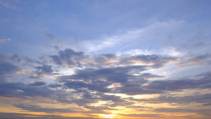 Fototapeta premium Piękne niebo z chmurami w tle, Niebo z chmurami pogoda natura chmura błękitna, Błękitne niebo z chmurami i słońcem, Chmury o wschodzie słońca.