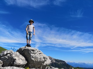 randonnée en montagne - enfant escaladant un rocher