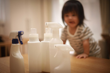 プラスチックボトルに触れようとする女の子