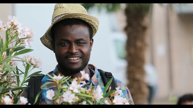 Junger Mann Schwarzafrikaner aussen freundlich