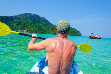uomo musculoso remare kayak noleggio
