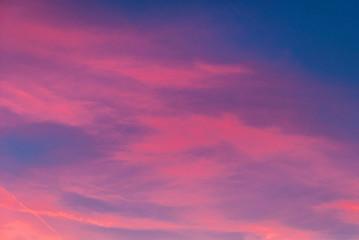 Rosa Wolken am Abendhimmel