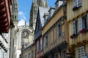 Obraz premium Cathédrale de Saint-Corentin derrière des façades bretonnes