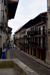 Calles y casas en un día nublado de Hondarribia, España.