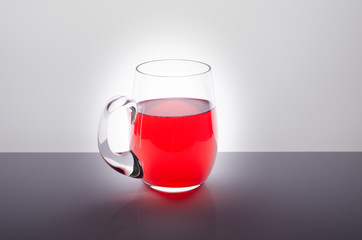 Красный чай в прозрачной стеклянной кружке