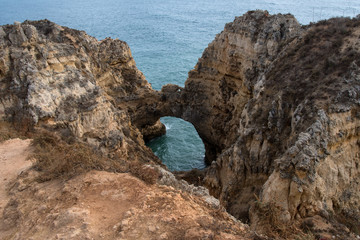 Fototapeta na wymiar Portugal sud falaises rochers mer