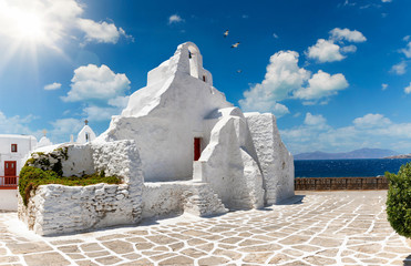 Die weißgewaschene Paraportiani Kirche in Mykonos Stadt, Kykladen, Griechenland - obrazy, fototapety, plakaty