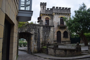 Fototapeta na wymiar Pequeño castillo fortificado situado en Hondarribia, España.