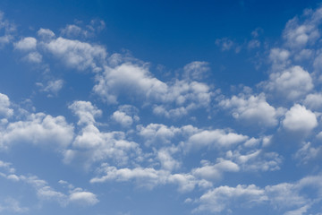 Naklejka na ściany i meble Fondo de pantalla, salva pantalla de nubes en cielo azul